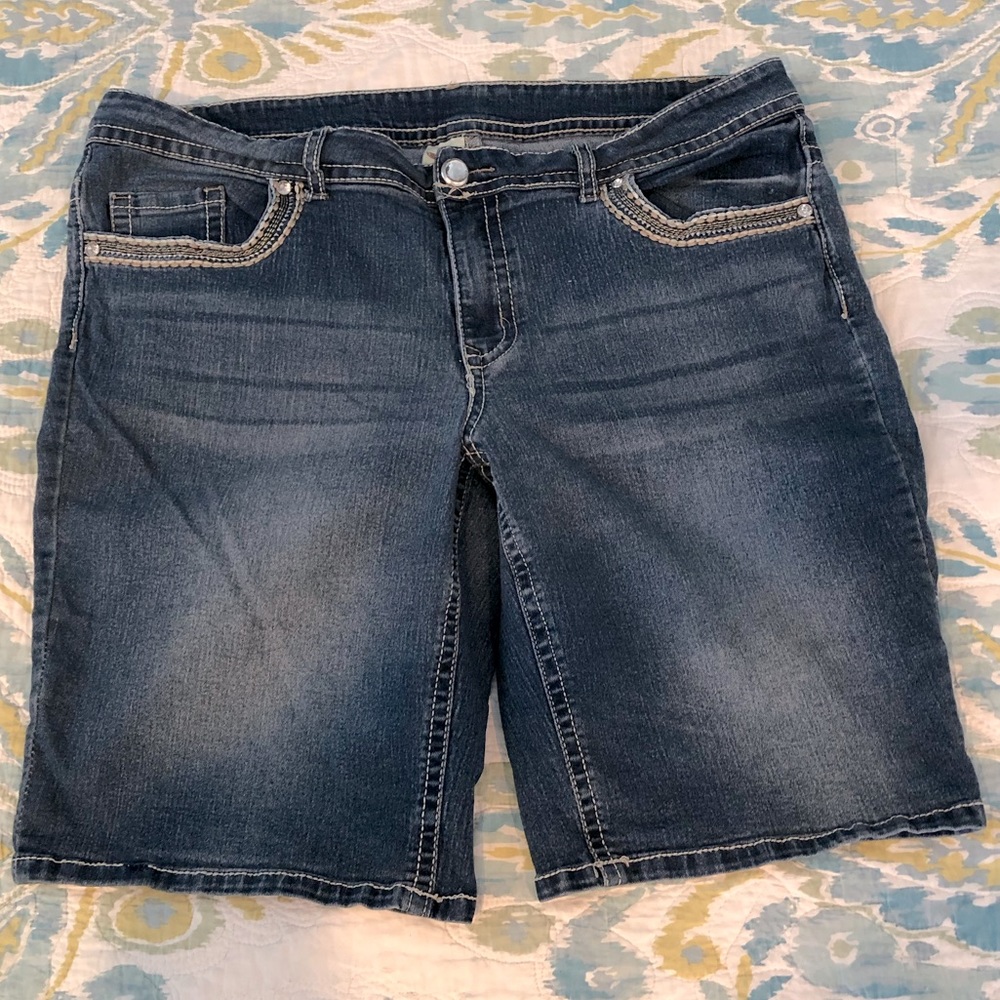 FADED GLORY Jean Shorts w/ Embroidered / Lace Pockets. So Cute & Comfy!🌷